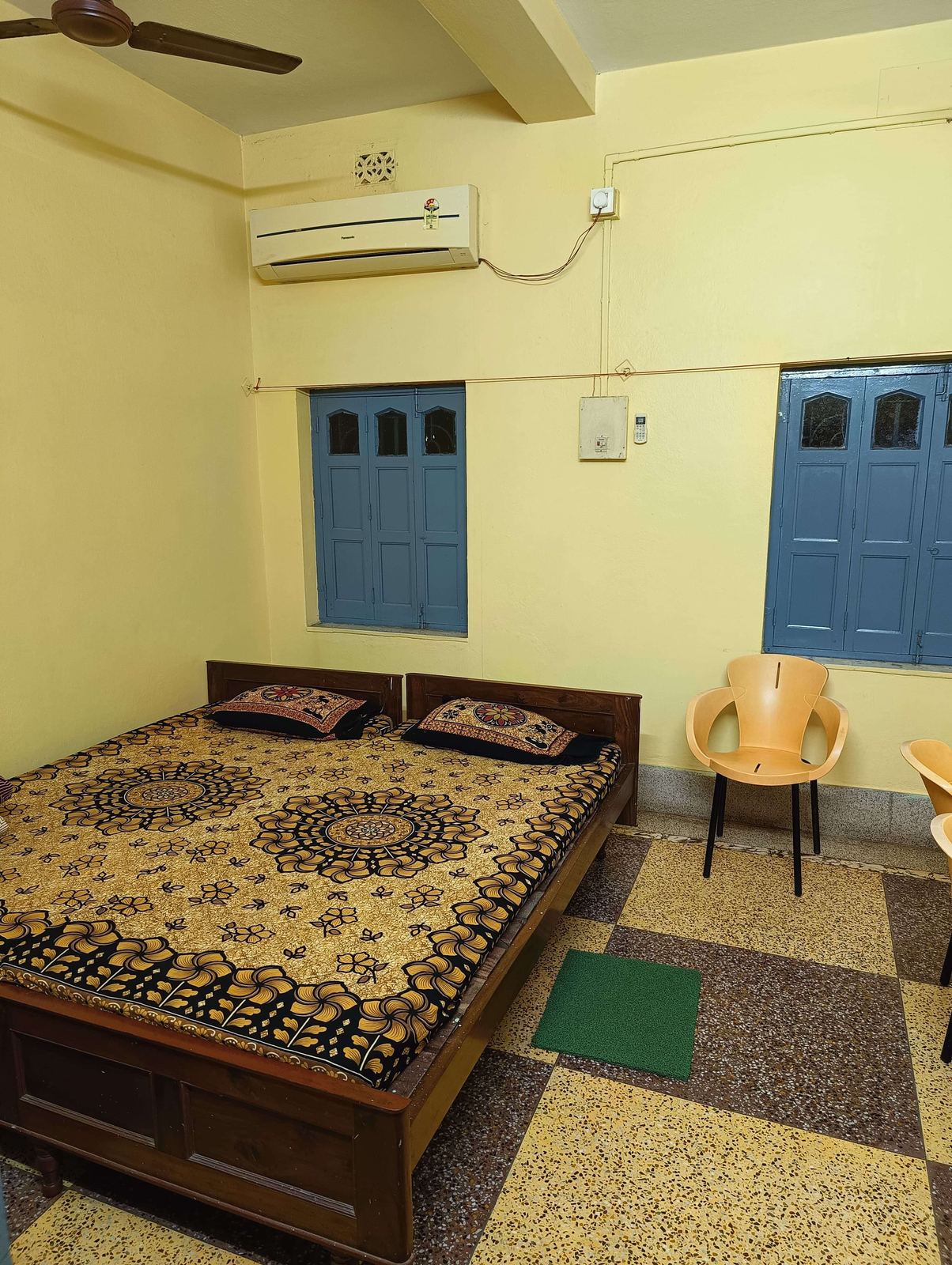 Deluxe AC big room with air conditioner, Shivananda Lodge Bankura